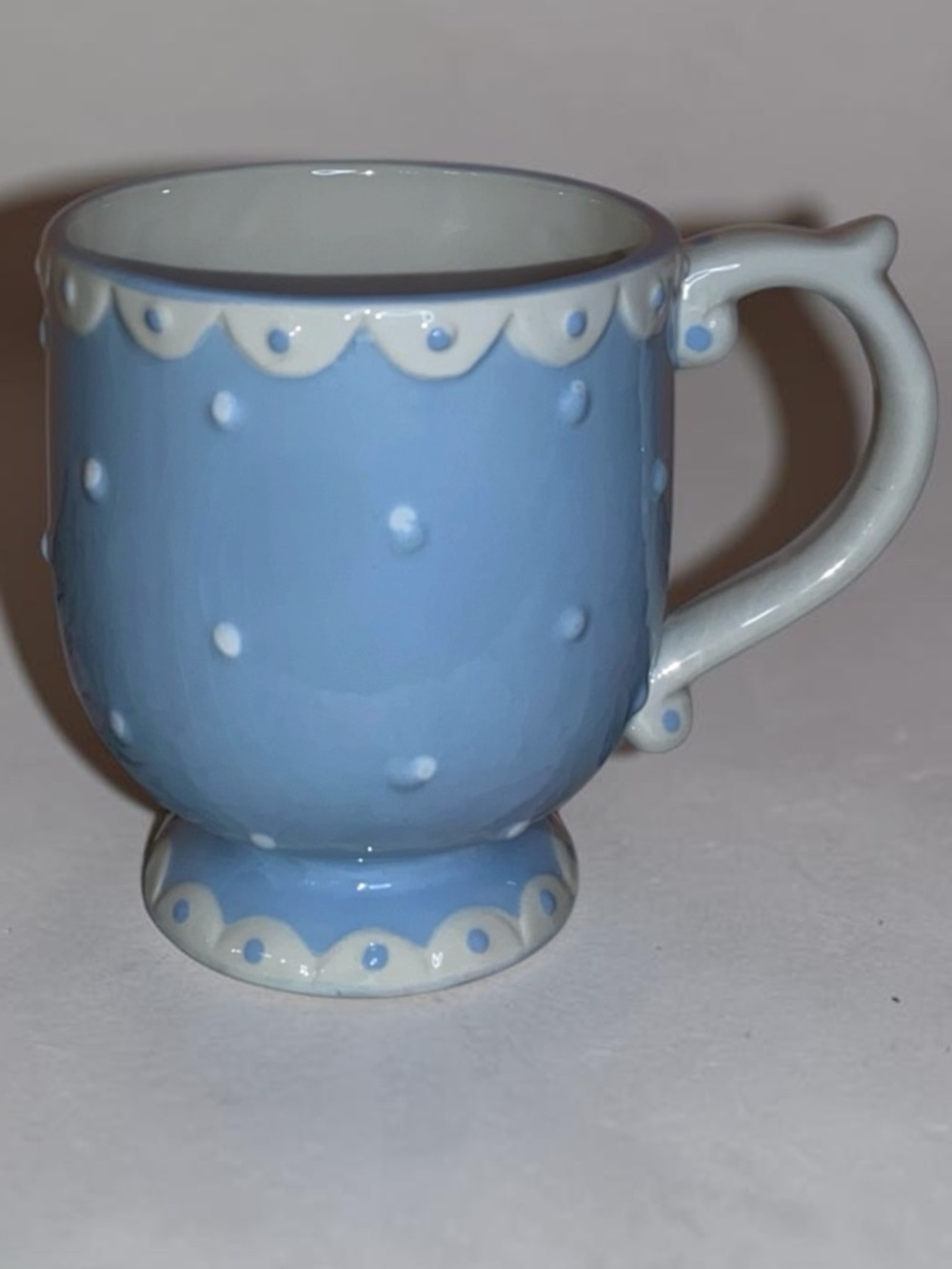 VALERIE PFEIFFER Set of 4 Pedestal Mugs Polka Dot Scalloped Edges LT Blue White - Picture 4 of 6